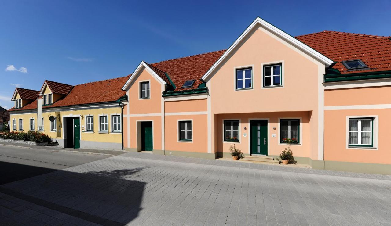Weingut Familie Schuster Bed & Breakfast Grossriedenthal Exterior photo